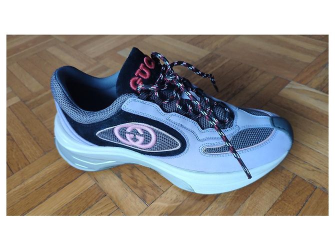 GUCCI SNEAKERS RUN INTERLOCKING G IN PELLE LILLA. Multicolore - vista 12