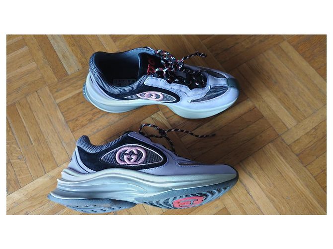 GUCCI SNEAKERS RUN INTERLOCKING G IN PELLE LILLA. Multicolore - vista 2