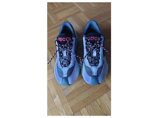 GUCCI SNEAKERS RUN INTERLOCKING G IN PELLE LILLA. Multicolore - vista 3