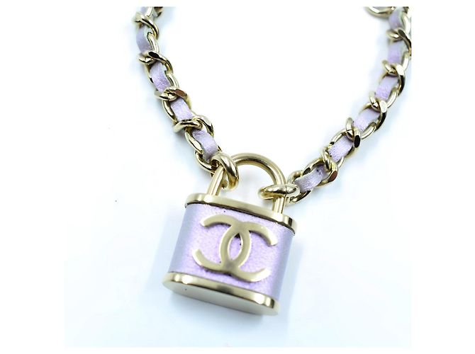 Bracciale Chanel Pendente a Lucchetto CC Lavanda Viola Porpora - vista 2