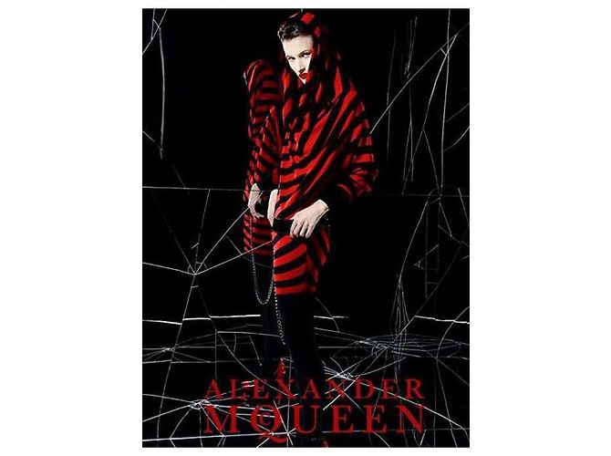 Rot und schwarzes asymmetrisches Kleid Herbst Winter 2009/2010 ALEXANDER McQUEEN Mehrfarben - Ansicht 3