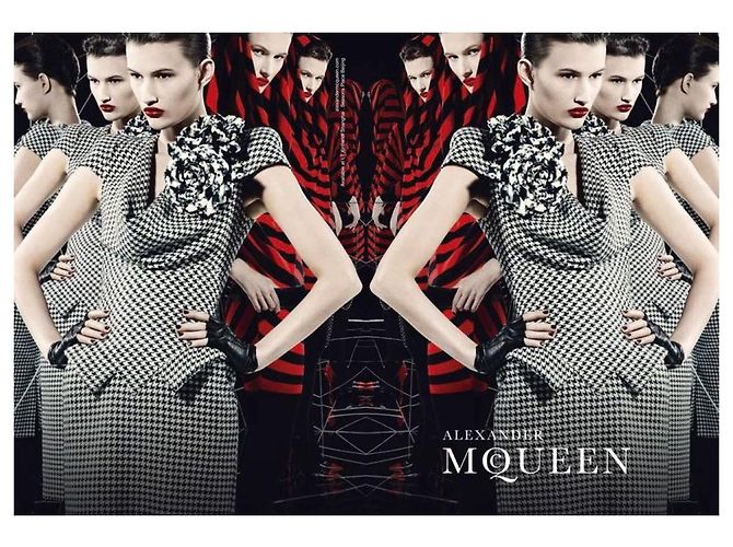 Rot und schwarzes asymmetrisches Kleid Herbst Winter 2009/2010 ALEXANDER McQUEEN Mehrfarben - Ansicht 4