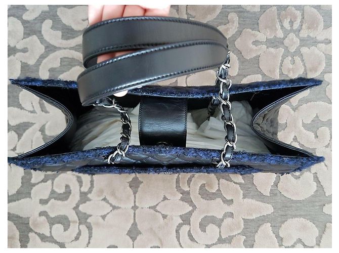 nova bolsa Grand Shopping Tote da Chanel em couro de bezerro e tweed Preto Azul escuro - vista 5