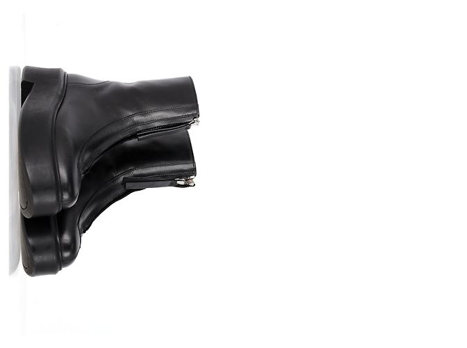 As botas ankle chunky com zíper frontal em couro preto da The Row - vista 10