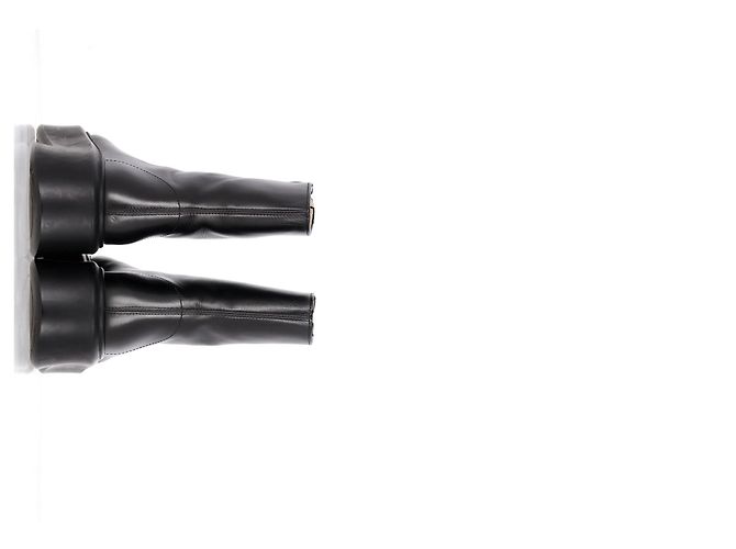 As botas ankle chunky com zíper frontal em couro preto da The Row - vista 11