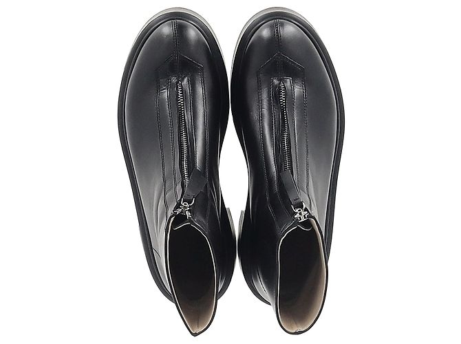 As botas ankle chunky com zíper frontal em couro preto da The Row - vista 2