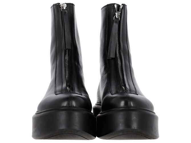 As botas ankle chunky com zíper frontal em couro preto da The Row - vista 3