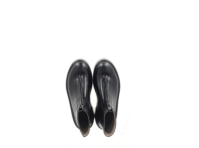 As botas ankle chunky com zíper frontal em couro preto da The Row - vista 8