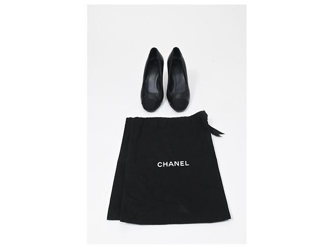 Timeless Chanel Interlocking CC skulptierte Absatzschuhe aus schwarzem Leder - Ansicht 14