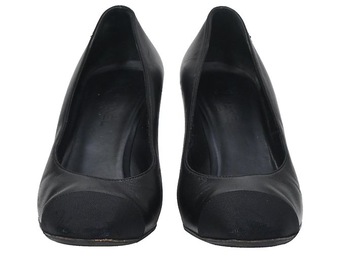 Timeless Chanel Interlocking CC skulptierte Absatzschuhe aus schwarzem Leder - Ansicht 2