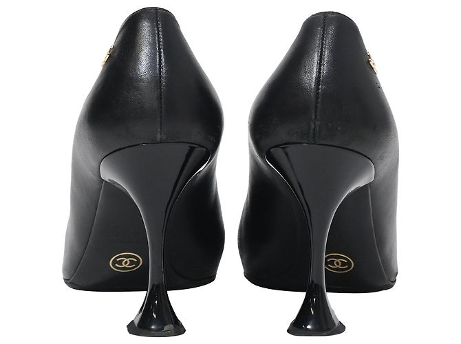 Timeless Chanel Interlocking CC skulptierte Absatzschuhe aus schwarzem Leder - Ansicht 3