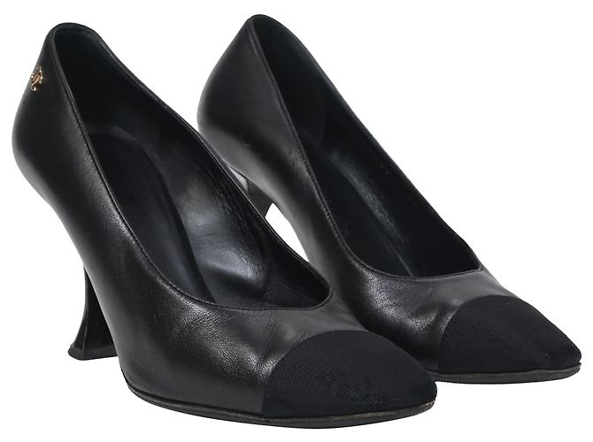 Timeless Chanel Interlocking CC skulptierte Absatzschuhe aus schwarzem Leder - Ansicht 4