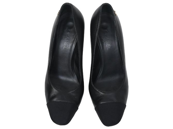 Timeless Chanel Interlocking CC skulptierte Absatzschuhe aus schwarzem Leder - Ansicht 5