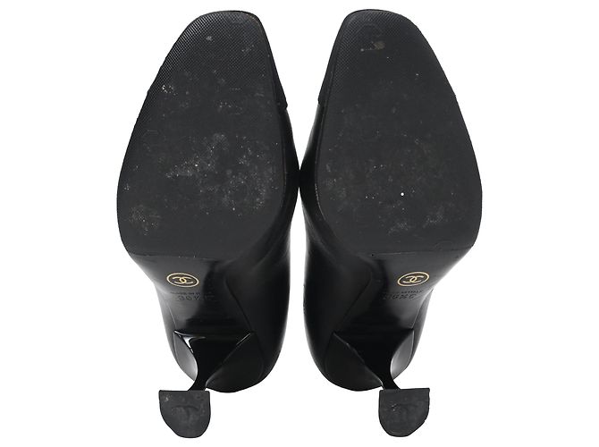 Timeless Chanel Interlocking CC skulptierte Absatzschuhe aus schwarzem Leder - Ansicht 6