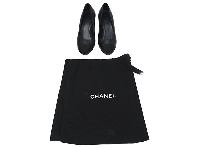 Timeless Chanel Interlocking CC skulptierte Absatzschuhe aus schwarzem Leder - Ansicht 7