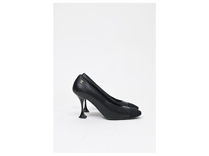Timeless Chanel Interlocking CC skulptierte Absatzschuhe aus schwarzem Leder - Ansicht 8