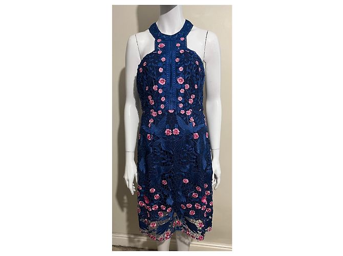 Marchesa Vestido de renda de pássaro em um azul claro com acentos florais rosa - vista 2
