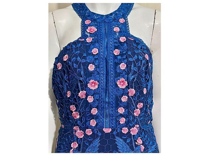 Marchesa Vestido de renda de pássaro em um azul claro com acentos florais rosa - vista 3