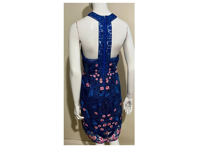 Marchesa Vestido de renda de pássaro em um azul claro com acentos florais rosa - vista 4