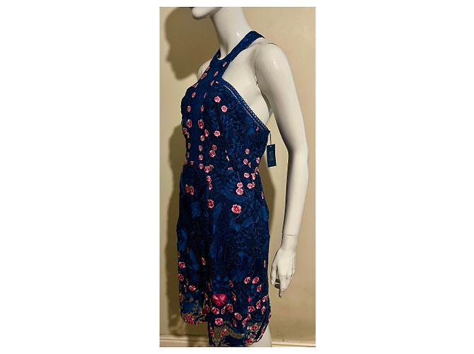 Marchesa Vestido de renda de pássaro em um azul claro com acentos florais rosa - vista 6