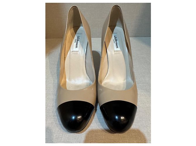 Lk Bennett 10 cm hoher Absatzschuh. Beige aus Napa mit einer schwarzen Lackspitze. - Ansicht 7