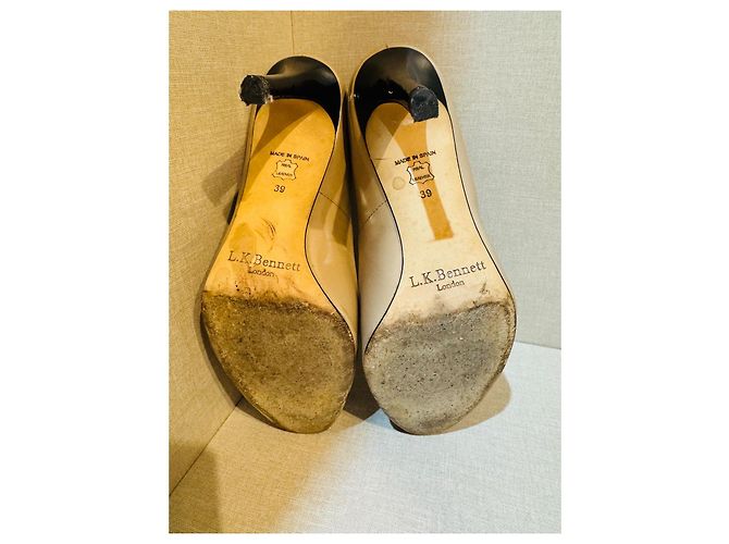 Lk Bennett 10 cm hoher Absatzschuh. Beige aus Napa mit einer schwarzen Lackspitze. - Ansicht 8
