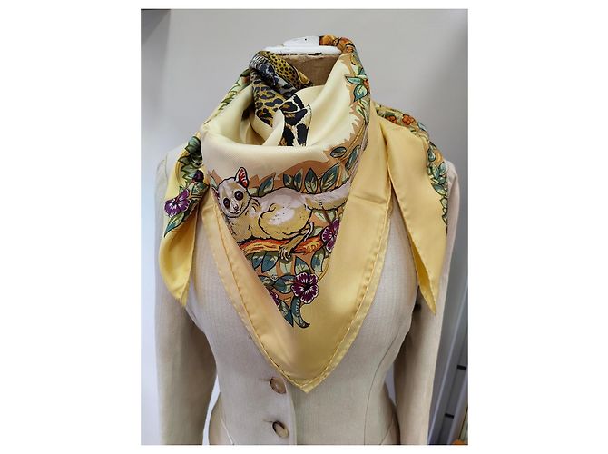 Foulard Hermès Jungle Love in seta giallo - vista 2