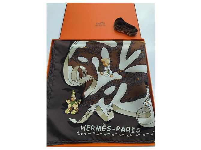 Hermès Quadrato 90 Natale al 24 Faubourg in seta marrone scuro - vista 4