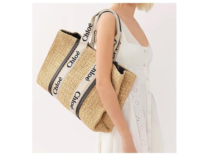 Borsa Chloé Woody XL in rafia beige - vista 3