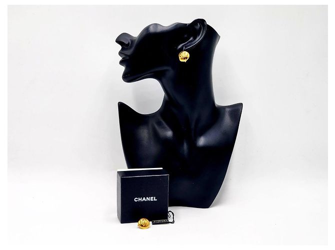 Orecchini vintage Chanel con bottoni martellati Gold hardware - vista 5