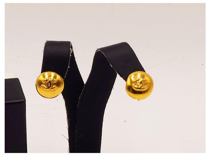 Orecchini vintage Chanel con bottoni martellati Gold hardware - vista 6