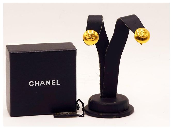 Orecchini vintage Chanel con bottoni martellati Gold hardware - vista 7