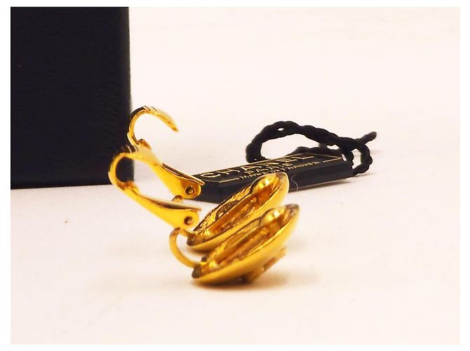 Orecchini vintage Chanel con bottoni martellati Gold hardware - vista 8