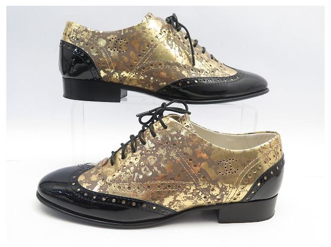 SCARPE CHANEL G31213 RICHELIEU 38 IN PELLE LUCIDA D'ORO E NERA - vista 3