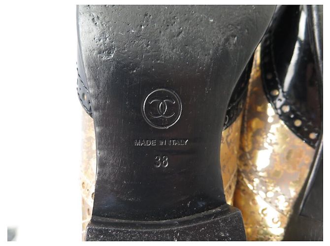 SCARPE CHANEL G31213 RICHELIEU 38 IN PELLE LUCIDA D'ORO E NERA - vista 7