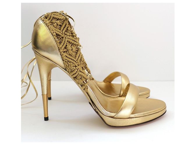 Gucci x Frida Giannini Primavera 2011 Tacchi in Pelle Dorata e Macramè D'oro - vista 2