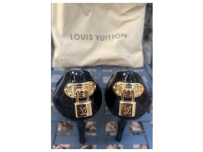 Décolleté Louis Vuitton in vernice nera con lucchetto dorato Nero - vista 10