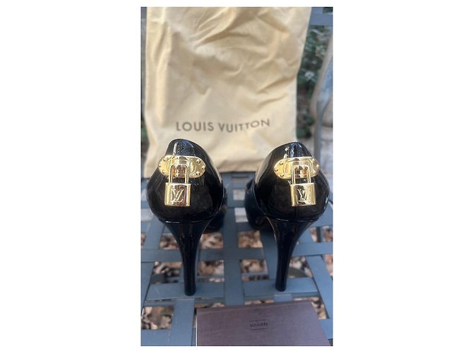 Décolleté Louis Vuitton in vernice nera con lucchetto dorato Nero - vista 2