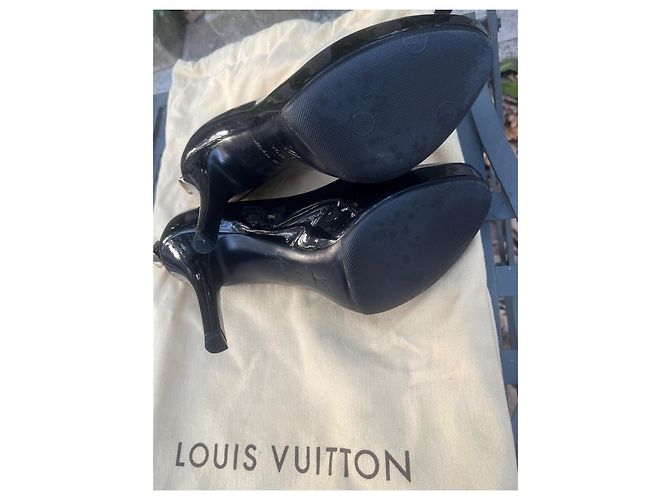 Décolleté Louis Vuitton in vernice nera con lucchetto dorato Nero - vista 3