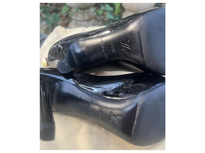 Décolleté Louis Vuitton in vernice nera con lucchetto dorato Nero - vista 4