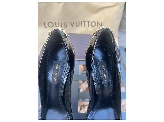 Décolleté Louis Vuitton in vernice nera con lucchetto dorato Nero - vista 6