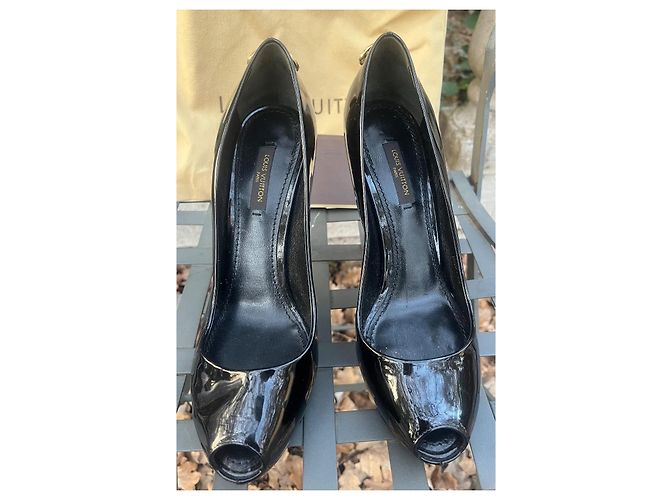 Décolleté Louis Vuitton in vernice nera con lucchetto dorato Nero - vista 7