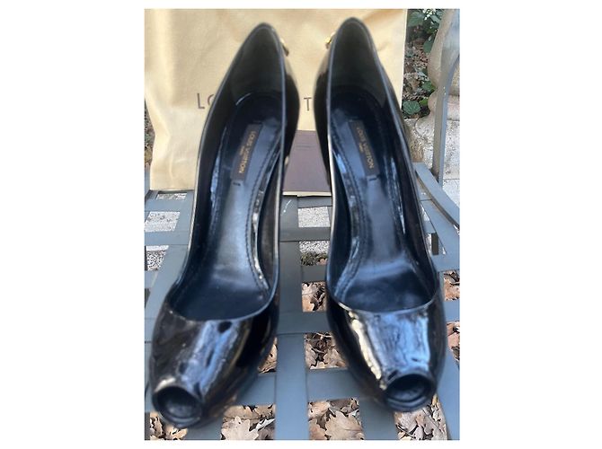 Décolleté Louis Vuitton in vernice nera con lucchetto dorato Nero - vista 8