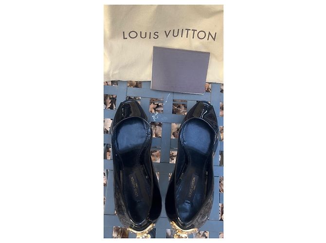 Décolleté Louis Vuitton in vernice nera con lucchetto dorato Nero - vista 9