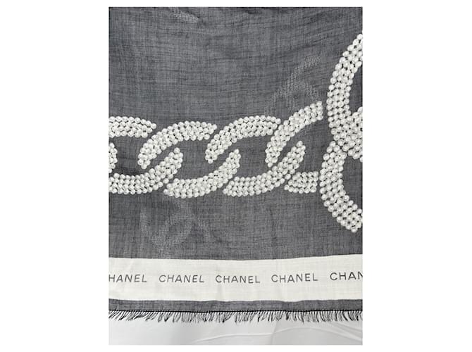 Sciarpa Chanel logo CC in cashmere e seta nero bianco grigio - vista 2