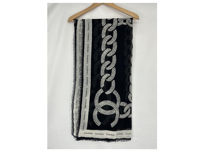 Sciarpa Chanel logo CC in cashmere e seta nero bianco grigio - vista 3