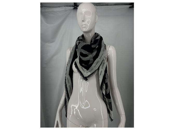 Sciarpa Chanel logo CC in cashmere e seta nero bianco grigio - vista 5