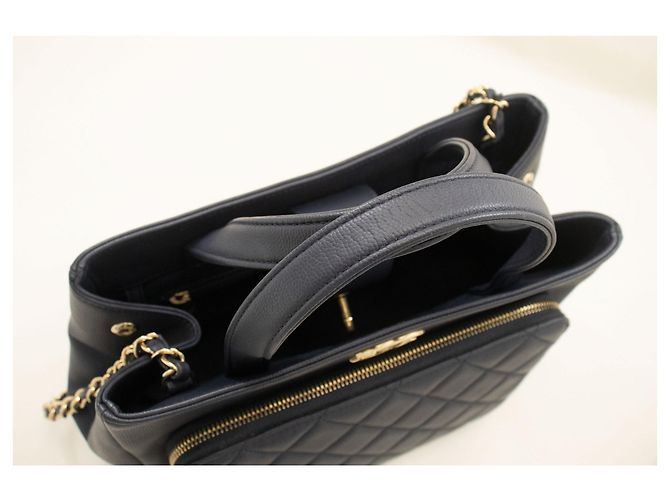 Bolsa de ombro em couro de bezerro texturizado azul marinho CHANEL, acolchoada - vista 10