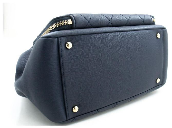 Bolsa de ombro em couro de bezerro texturizado azul marinho CHANEL, acolchoada - vista 4