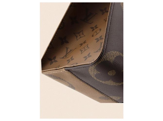 Louis Vuitton OnTheGo Tote Reverse Monogram Giant MM Marrone - vista 10